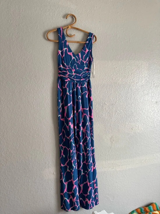 Lilly Pulitzer Sloan jumpsuit features a vibrant giraffe print - Picture 4 of 5